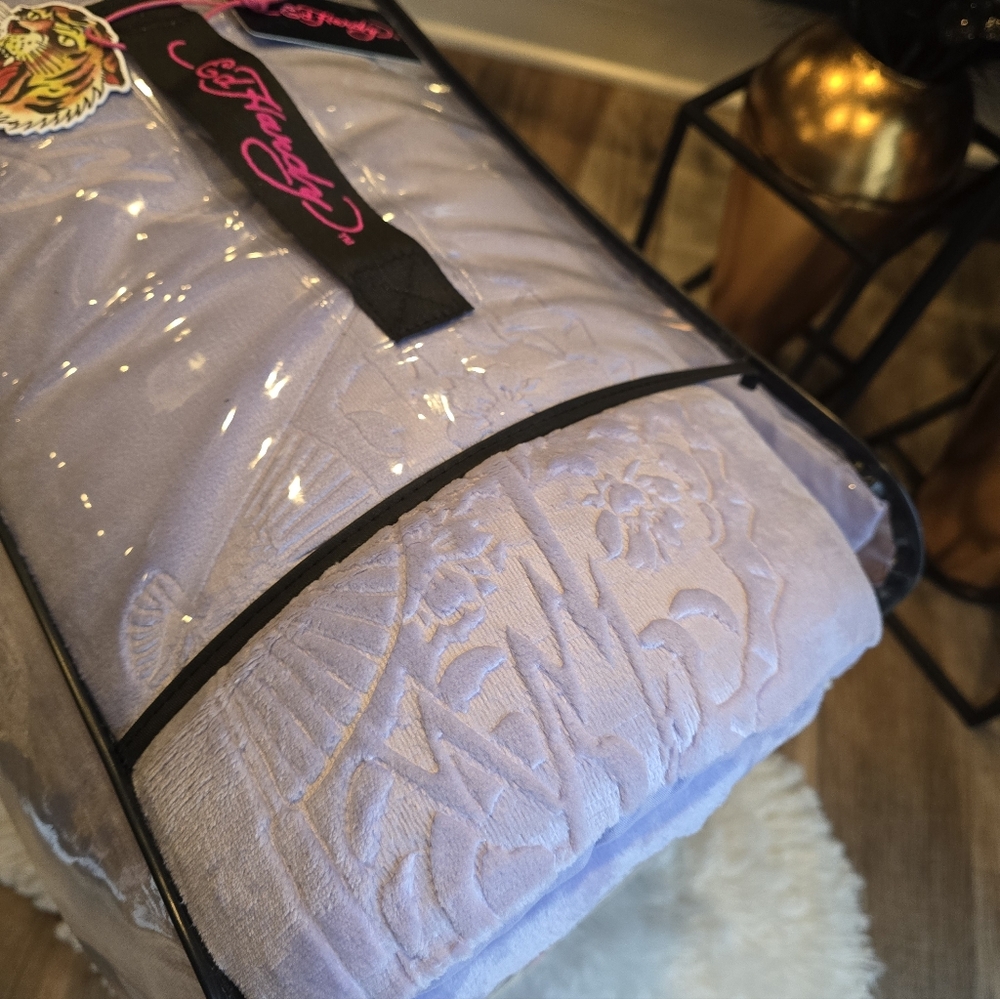 Ed Hardy 4 piece full/queen Lilac luxurious plush comforter set new - Picture 5 of 9